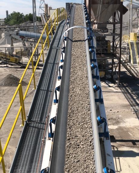 Conveyor belt systems for heavy-duty applications